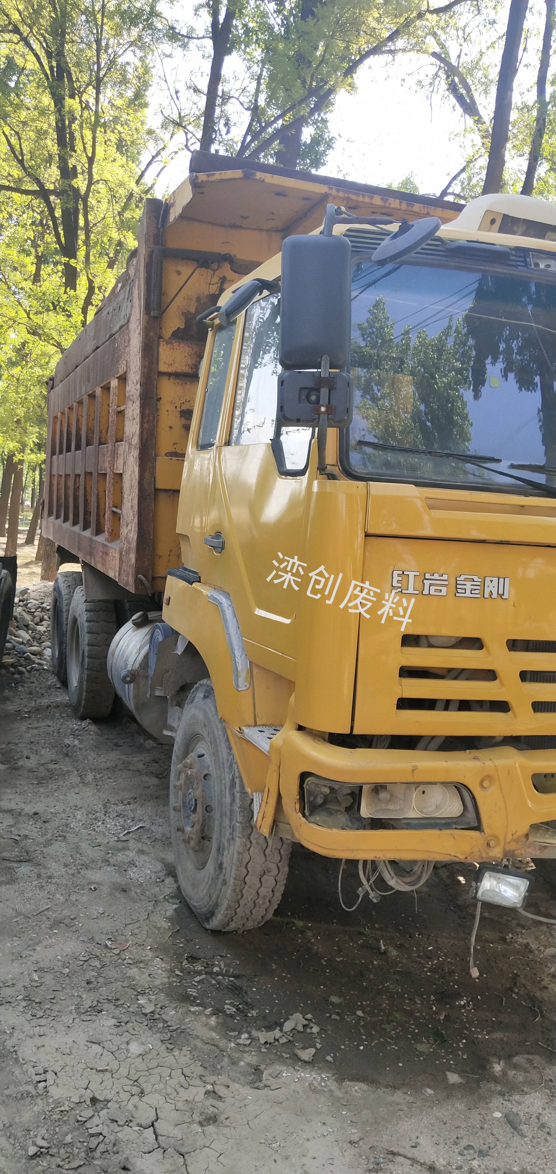 自卸车
