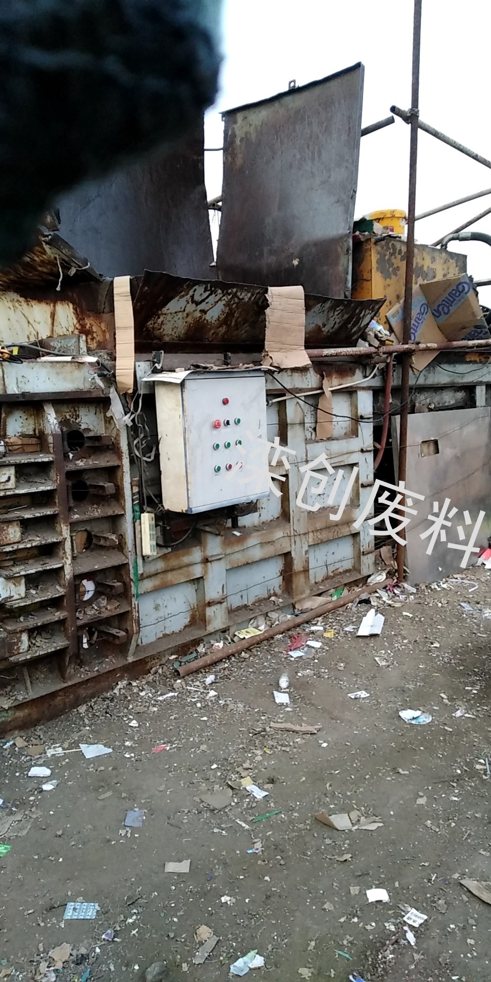 求购二手废纸打包机，带门的